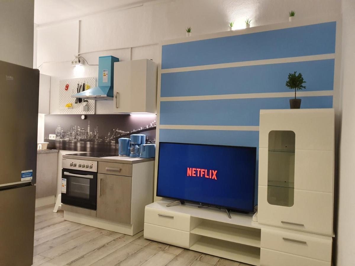 Central Lichtenberger Apartment For 6 People Berlin Bagian luar foto